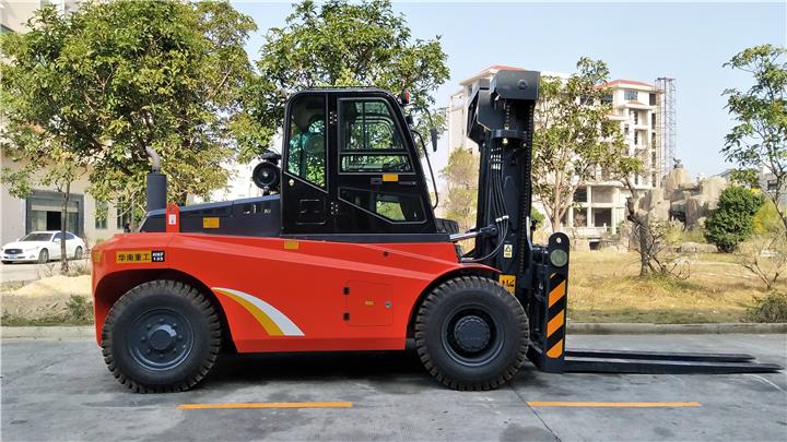13.5 Ton Forklift