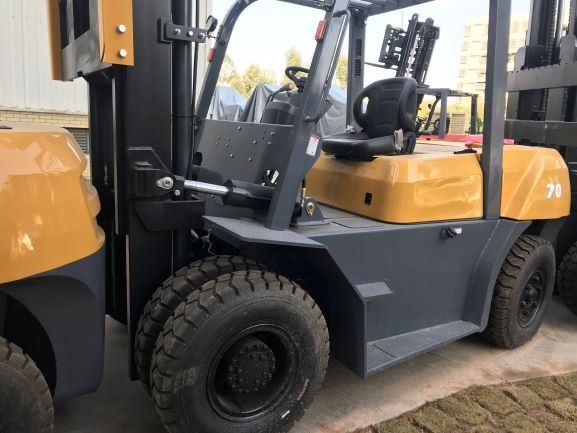 7 Ton Forklift Engine Chaochai Work For Marble Stone Factory Lift Height 5 Meter Mast 3 Stage